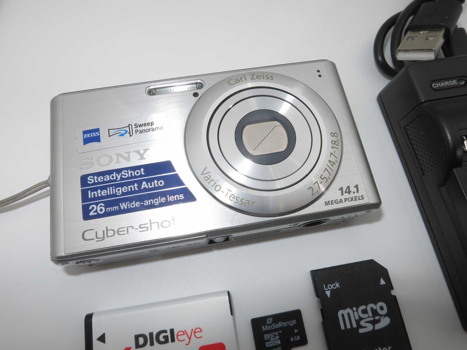 Sony Cyber-shot DSC W530 ултра компактен цифров фотоапарат в сребърен цвят, малка дигитална камера 14MP, в чудесно състояние, работи перфектно