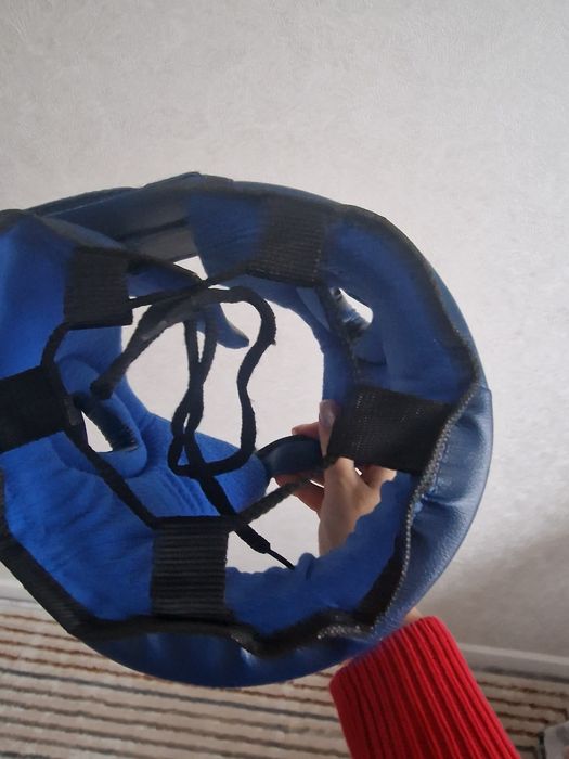 Шлем и перчатки спортивные