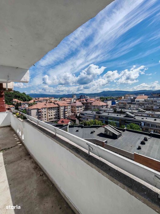 Apartament 3 camere – Central, Zăvoi | Renovat | Vedere panoramică