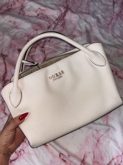 Продавам чанти- оригинална на Guess и сребриста подходяща за официални събития