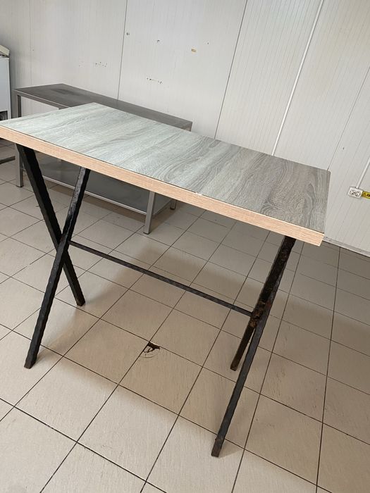 Vmd masa din lemn cu picioare metalice