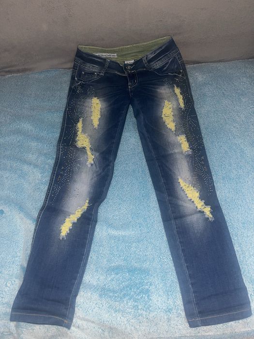 Blugi din Denim S cu strasuri si aspect rupt,pentru o inaltime 1,60 m