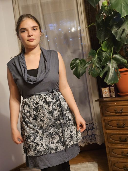 Rochita gri cu voal și fular