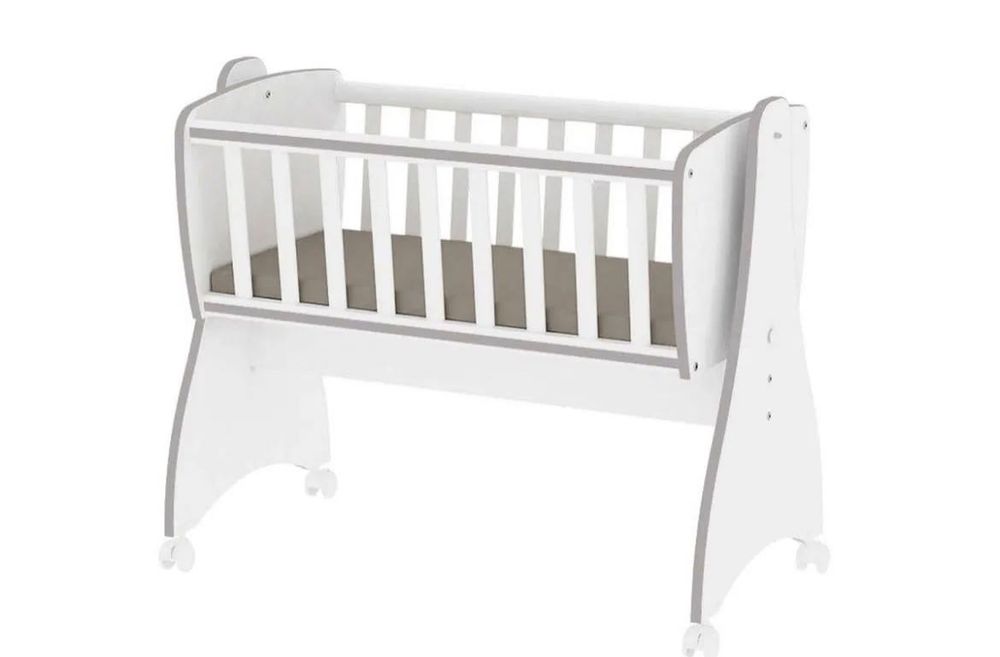 Бебешка люлееща кошара с колелца | Бяла | Отлично състояние.