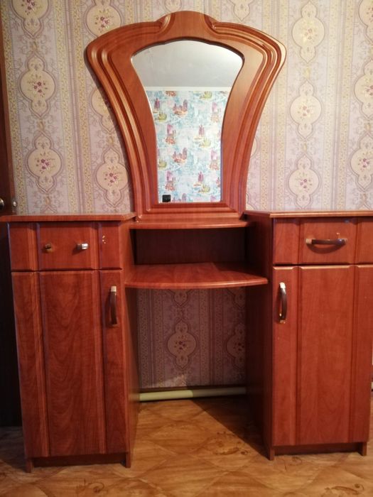 Продам трюмо с ящиками