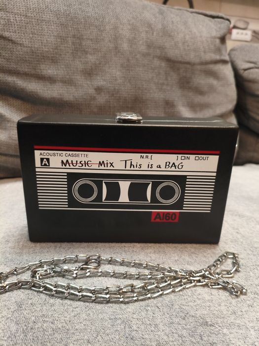 Geantă vintage tip caseta – model 90’s, nouă