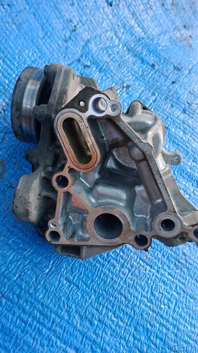 Корпус помпы 2AR-FE Toyota 2.5