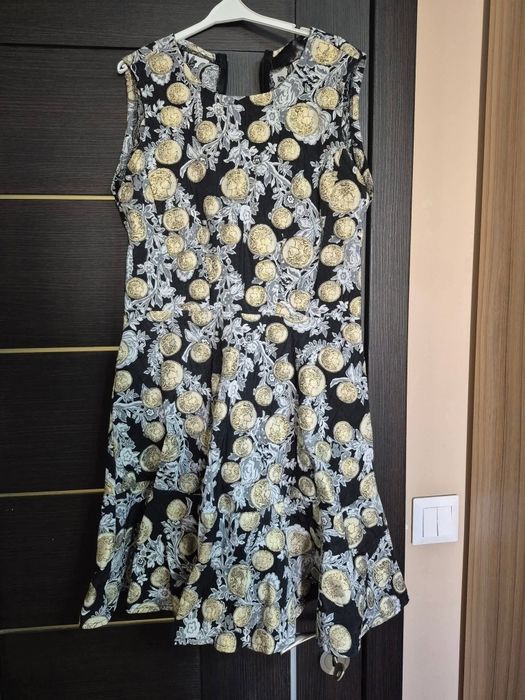 Страхотна рокля с лика на Версаче, с цип на гърба