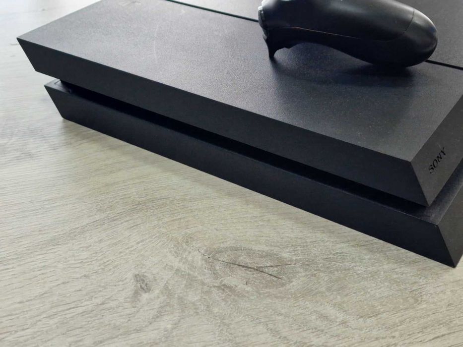 Playstation 4 500GB с един джойстик + игра FC24