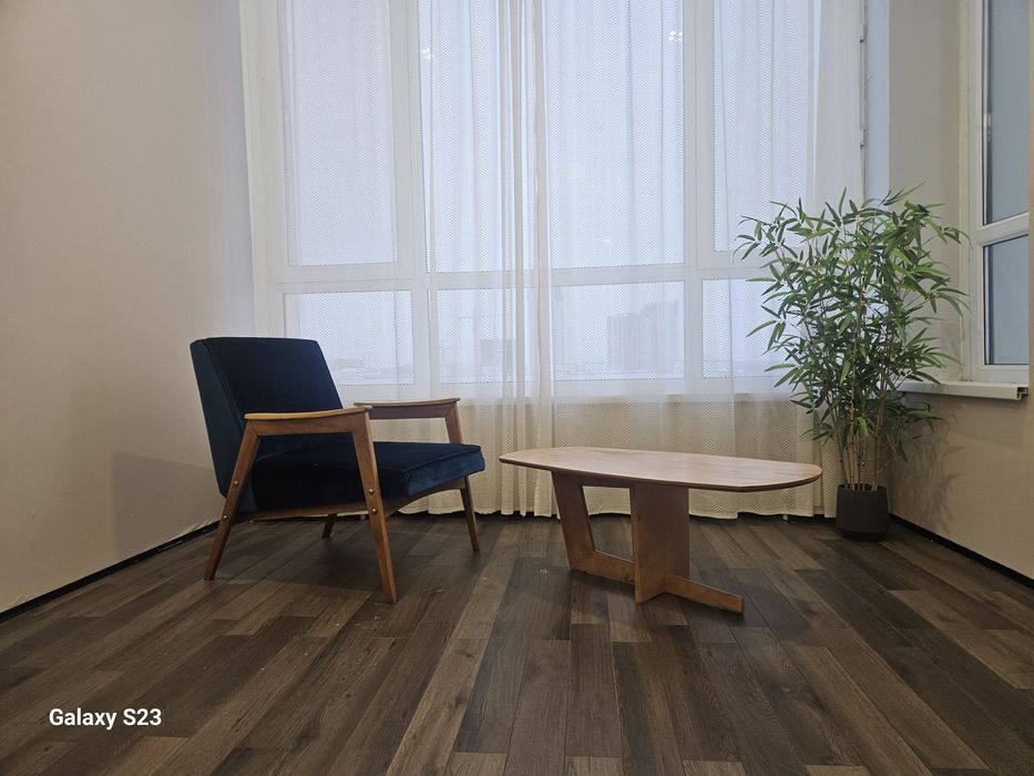 Продам кресло часы зеркало со стульями стол.