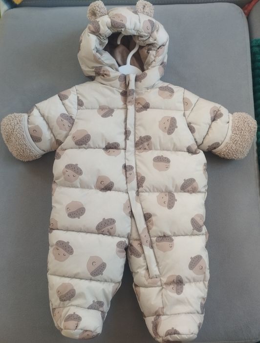 Продам два комбинезона.состояние новое.