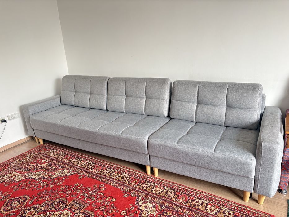 Диван и винтажный стол