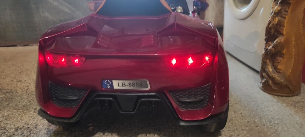 Детска акумулаторна кола.