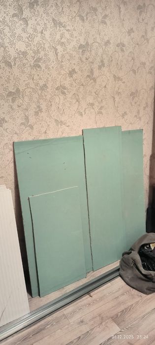 куски гипсокардона,