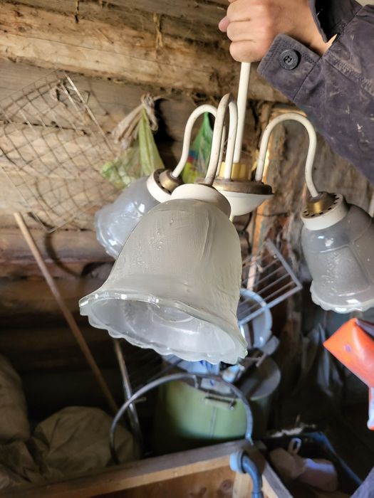 Продам люстру целая