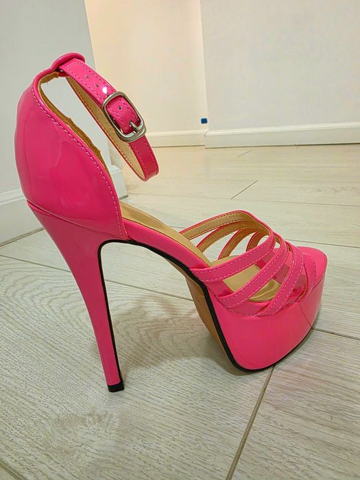 Sandale cu toc inalt