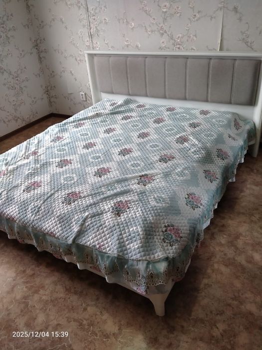 Кровать срочно продам без матраца