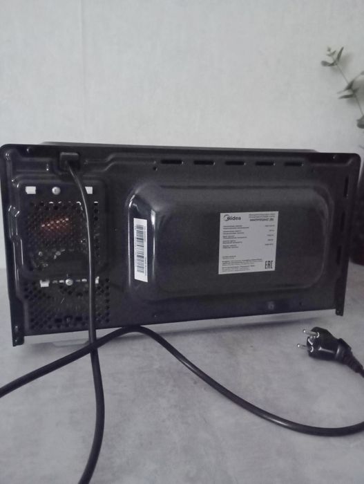 Продам новую микроволновку Midea