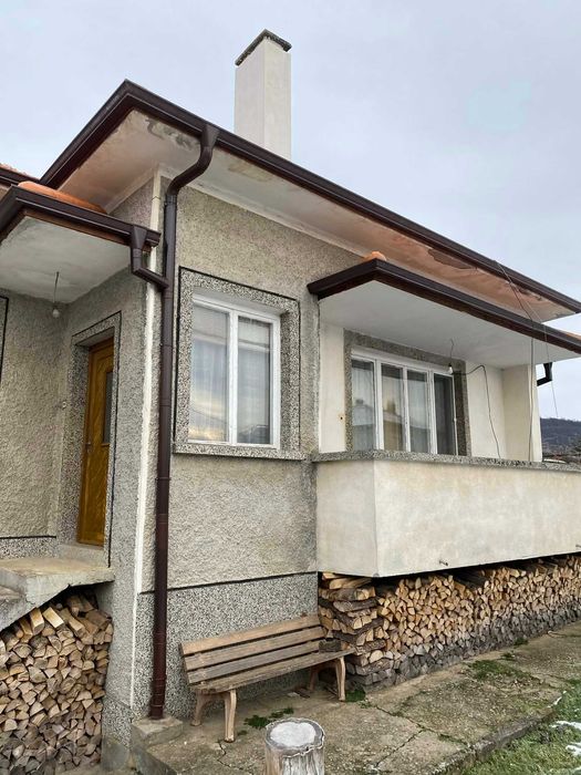 Монолитна къща с гараж с РЗП:240кв.м. с двор от 1462 кв.м.