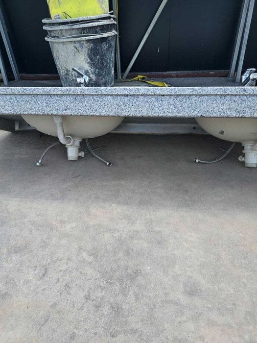 Продавам двойна мивка от естесвен гранит