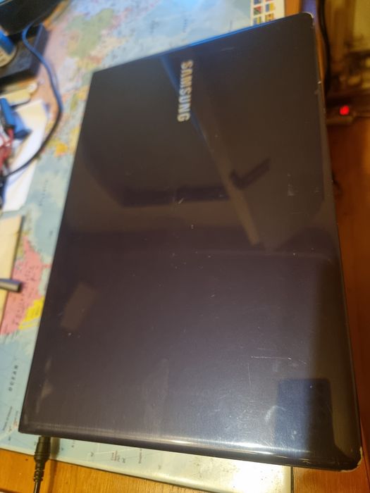 Laptop Samsung cu încărcător