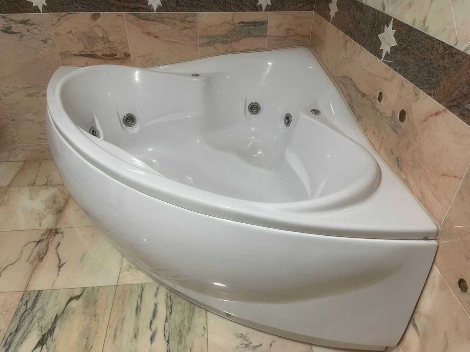 Cadă cu hidromasaj utilizata doar cateva ori dimensiunile 1,50 cm 1,50