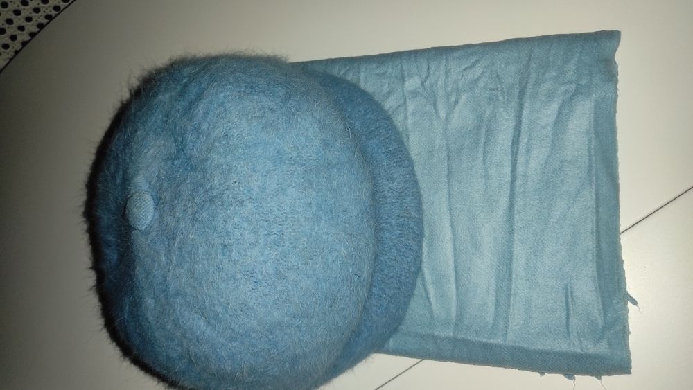 Дамски шалове и шапки