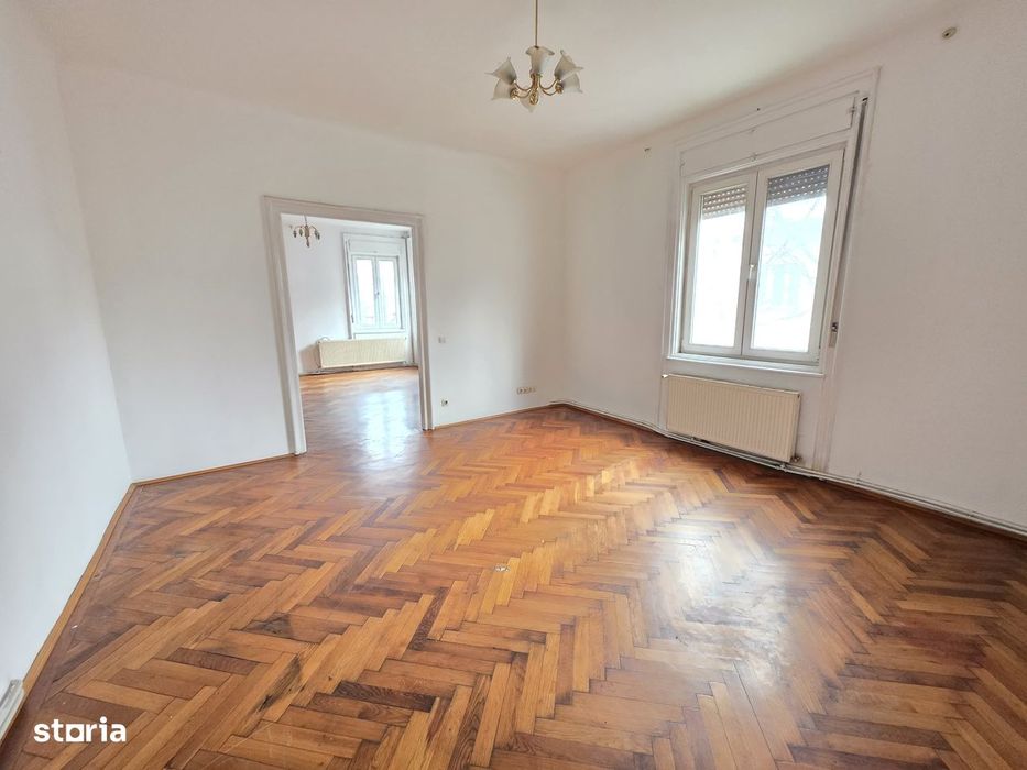 De închiriat apartament 3 camere – Piața 700