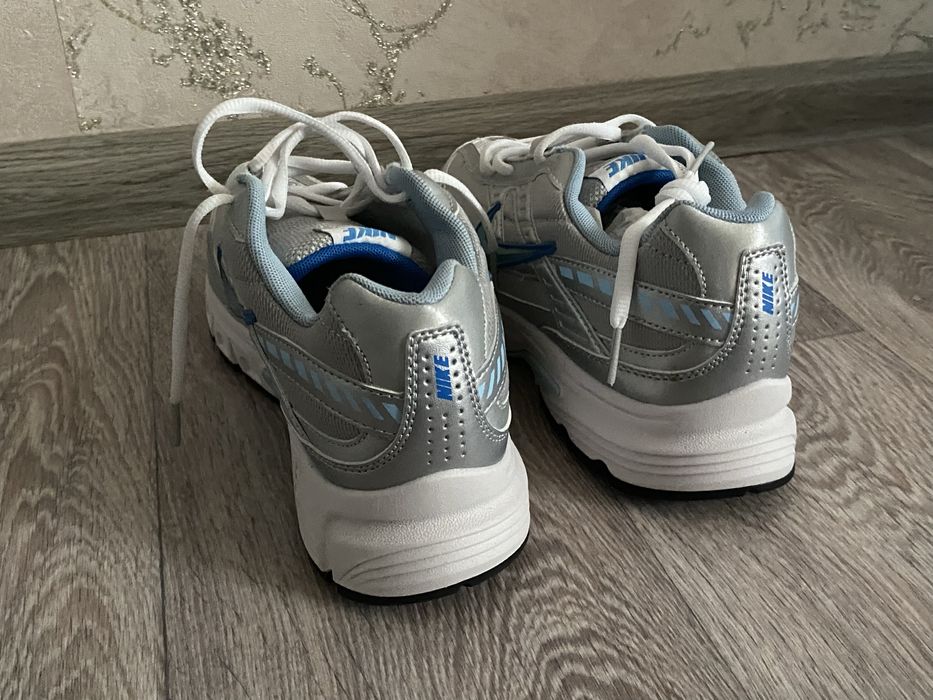 Продажа кросовак 15к возможно торг