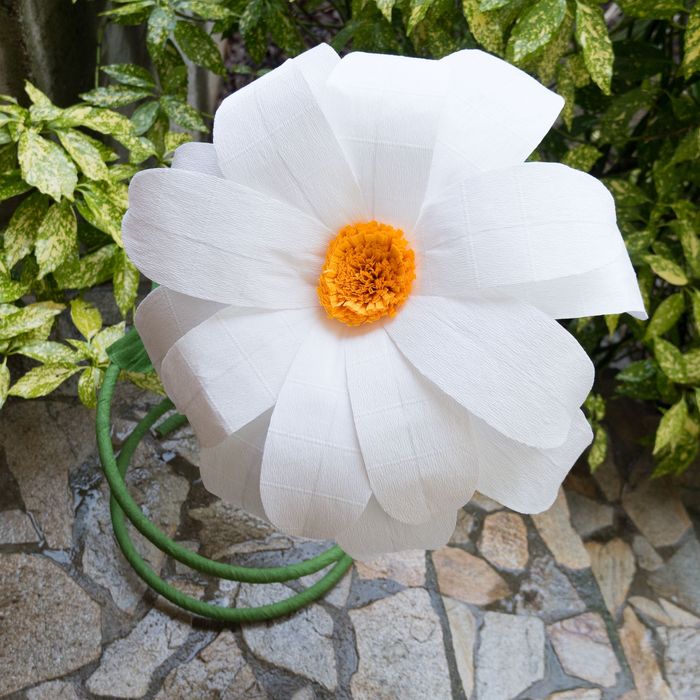 Големи хартиени цветя на стойка, украса за събития, фотосесии, витрини