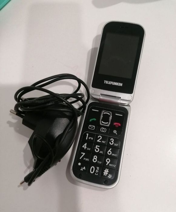 Telefon cu clapeta cu display destul de generos