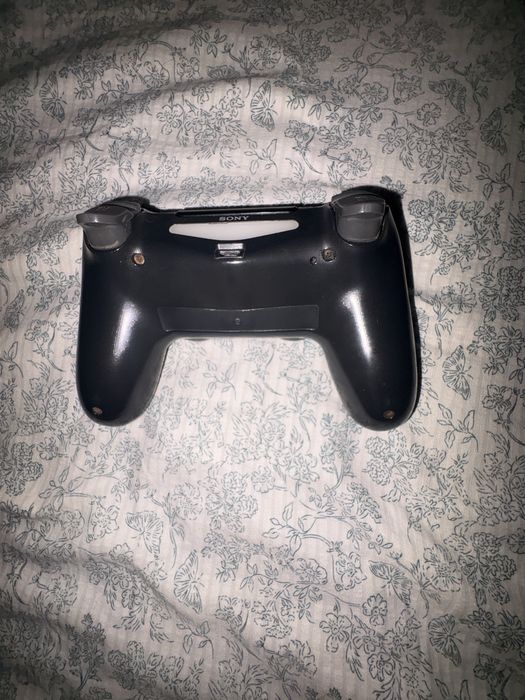 Продам б/у Ps4 (плейстейшен 4)