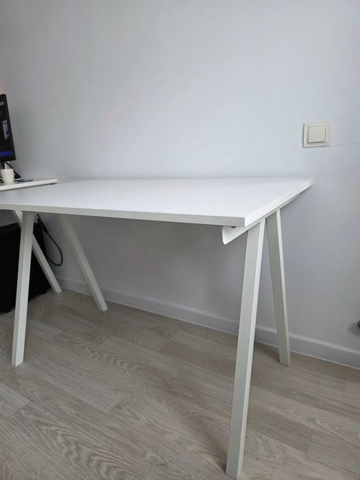 Birou în stare foarte bună. Dimensiuni: 120x70 cm, culoare albă.