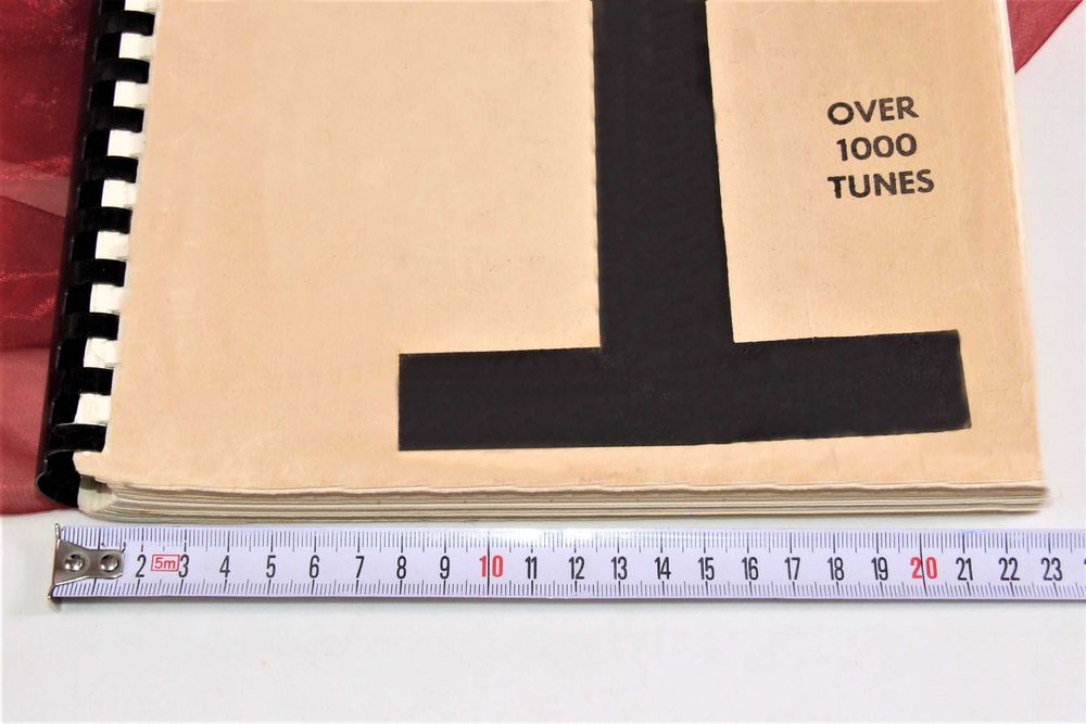 Carte cu +1000 partituri muzicale, hit-uri internationale, Made in USA, stare foarte buna