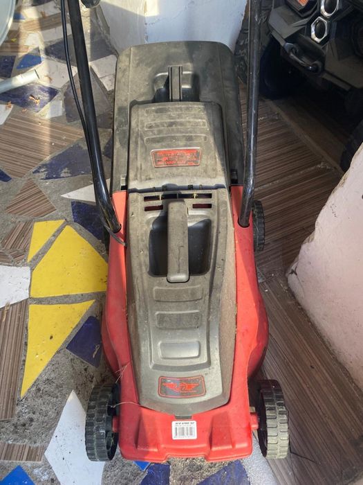 Электрическая газонокосилка