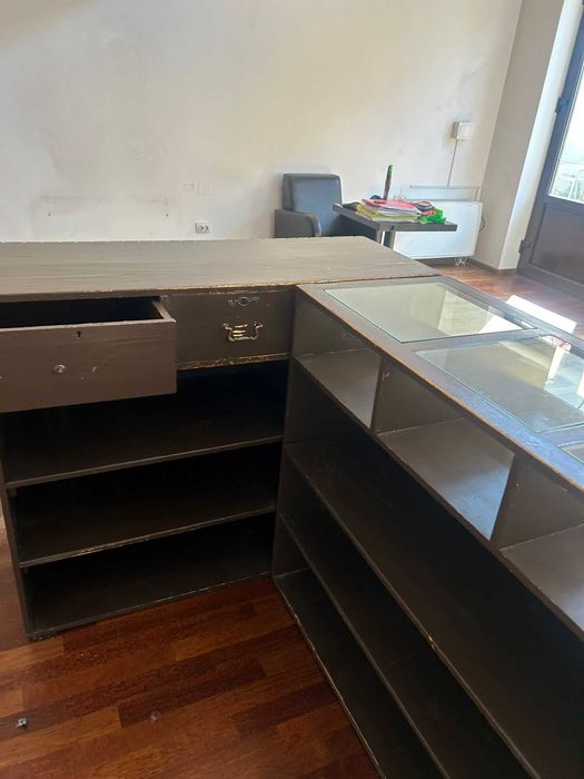 LICHIDARE: Mobilier comercial LEMN MASIV și sticlă (6 piese) – Centru Cluj (Parter)
