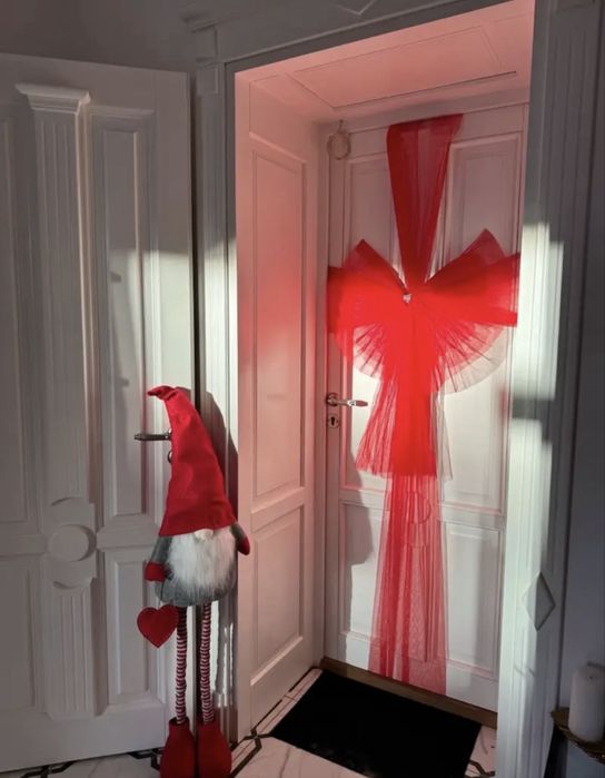 Банты на двери, мебель