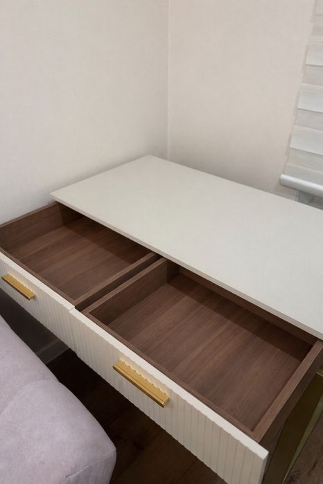 Консоль /дамский столик