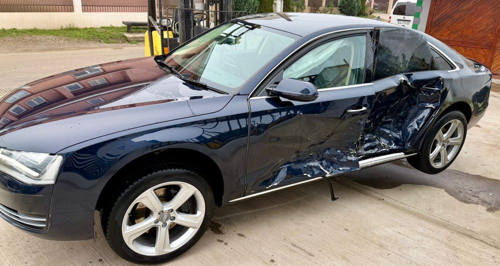 Dezmembrez Audi A8 an 2011 motor 3.0 V6 masina arata ca noua volan drp