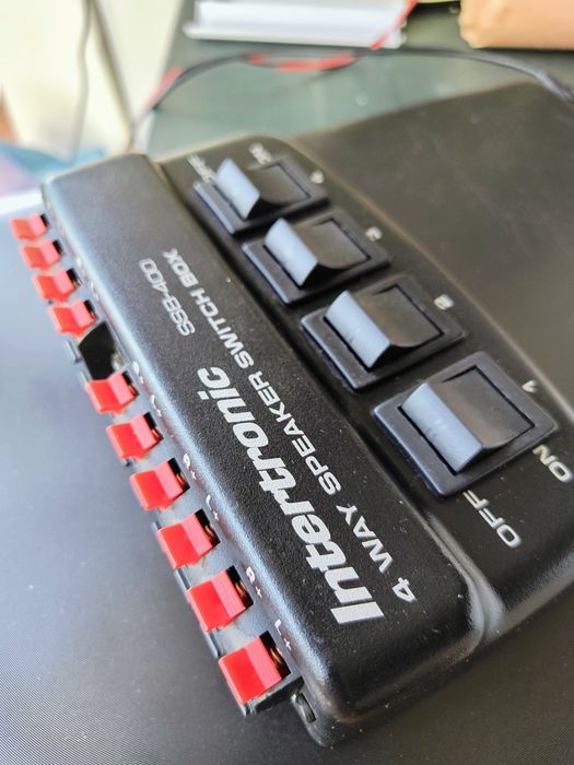 Switch box audio cu patru intrari INTERTRONIC