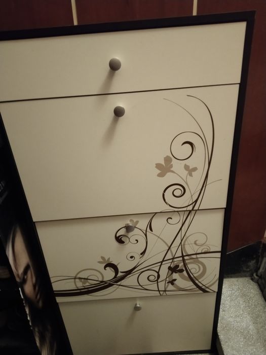 Продавам красив шкаф за обувки