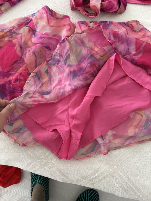 Елегантна рокля с къдрици в розово-лилаво