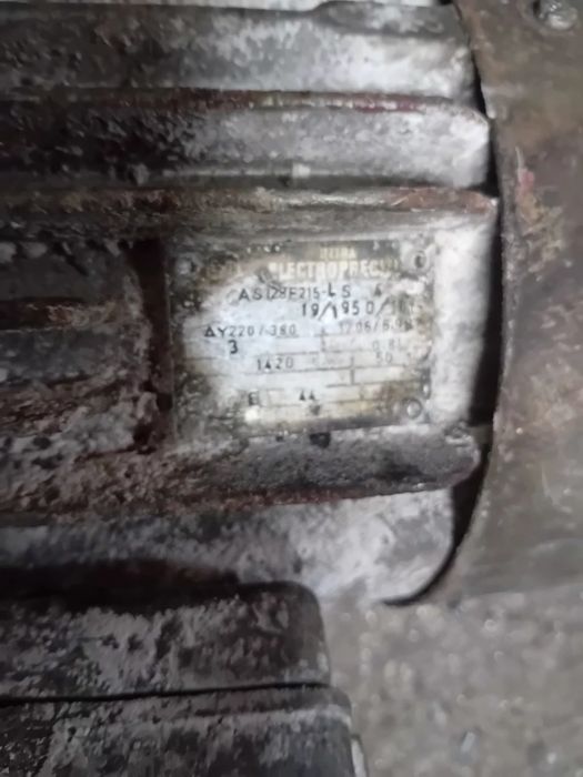 Vând  motor trifazic 3 kw