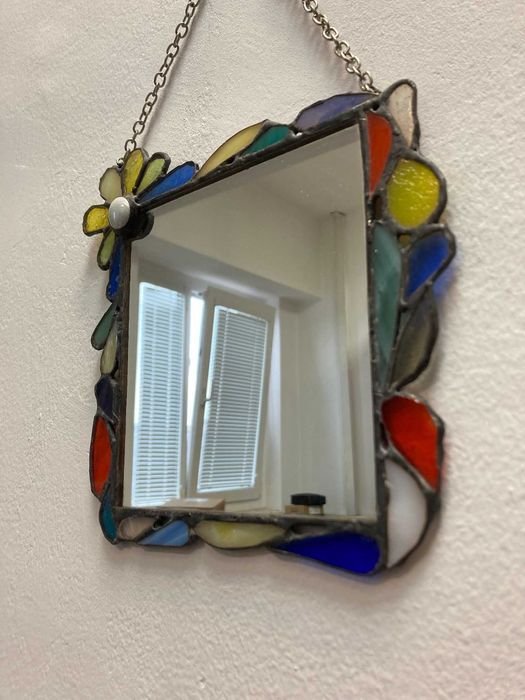 Огледало с витражна рамка.