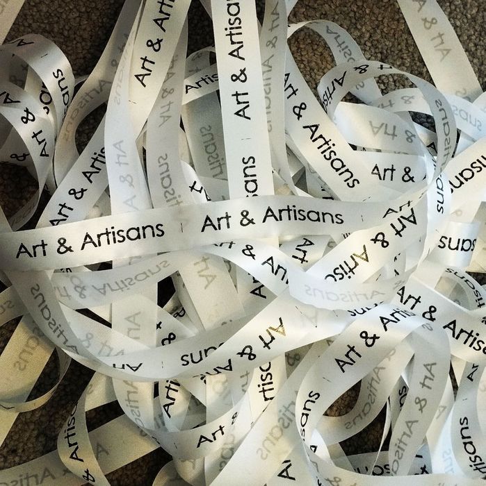 Logo brendingiz tushirilgan birka va reklama mahsulotlari