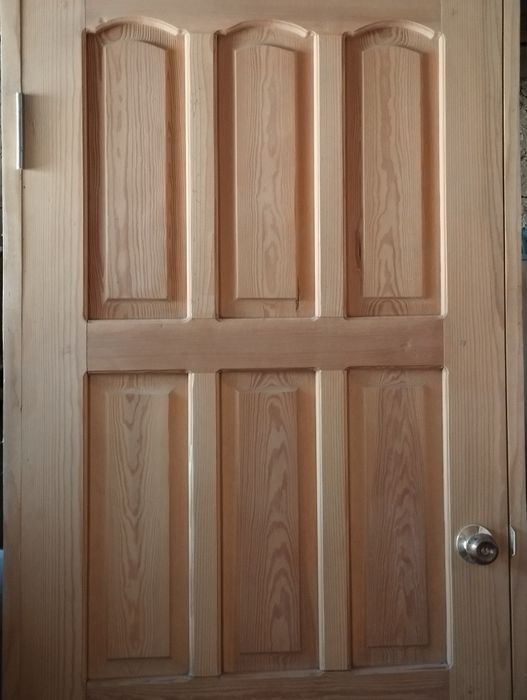 Продается новая деревянная дверь
