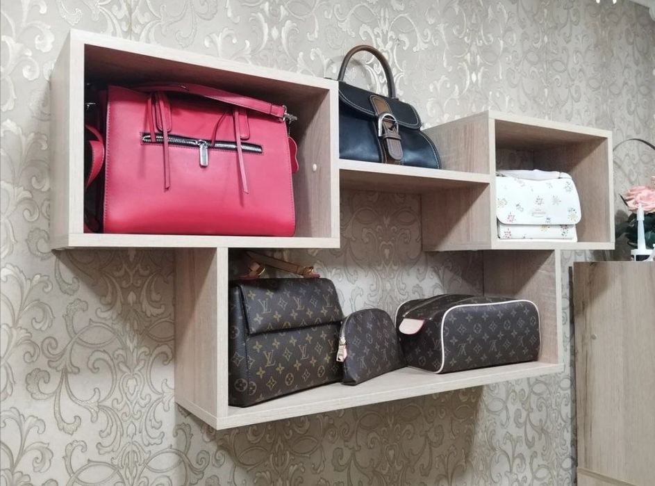 Настенная полка для книг и кухнях вещей