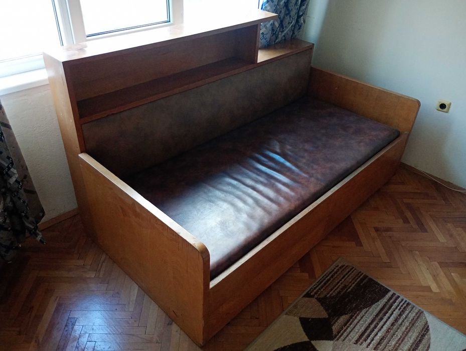 Продавам запазен единичен диван с две чекмеджета