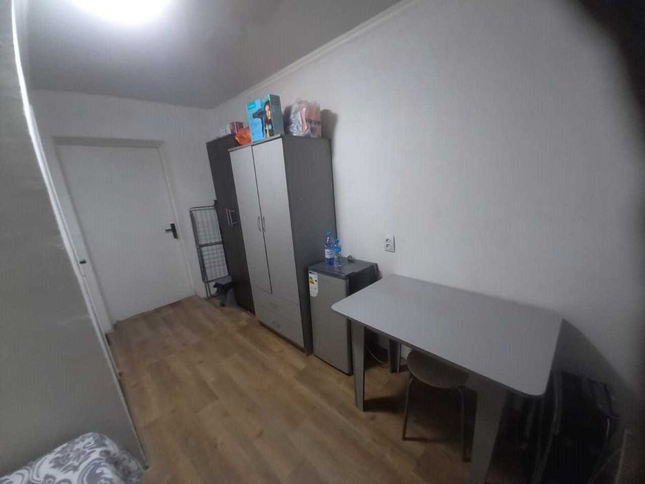 продам 1 комнатную кв со своим сан узлом 11 кв.м - Widok 3