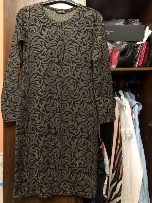 Vând rochita negru cu auriu